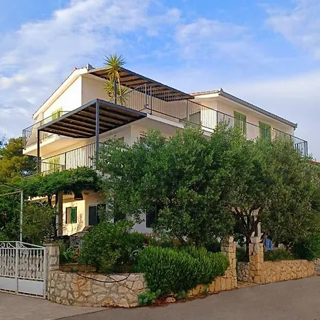 Apartment Pina&yucca I Luxury Apartment, Walk To The Beach! Trogir